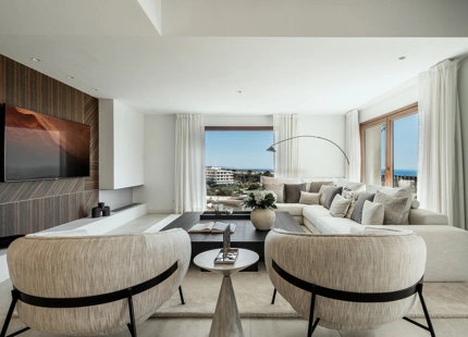 EXQUISITA VILLA DE 5 DORMITORIOS EN ESTEPONA CON AMPLIA ZONA EXTERIOR