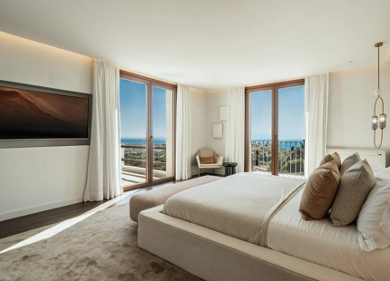 EXQUISITA VILLA DE 5 DORMITORIOS EN ESTEPONA CON AMPLIA ZONA EXTERIOR