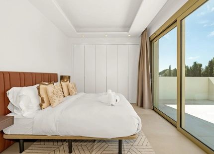 ÁTICO DÚPLEX DE LUJO EN LA MILLA DE ORO DE MARBELLA CON VISTAS EXCEPCIONALES