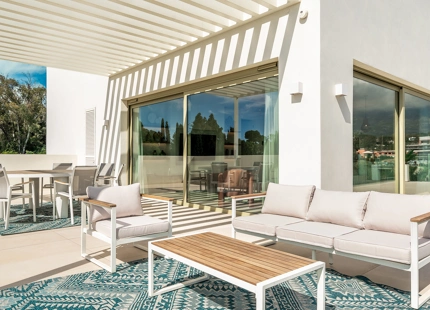 ÁTICO DÚPLEX DE LUJO EN LA MILLA DE ORO DE MARBELLA CON VISTAS EXCEPCIONALES
