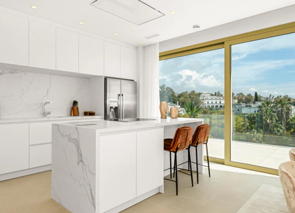 ÁTICO DÚPLEX DE LUJO EN LA MILLA DE ORO DE MARBELLA CON VISTAS EXCEPCIONALES