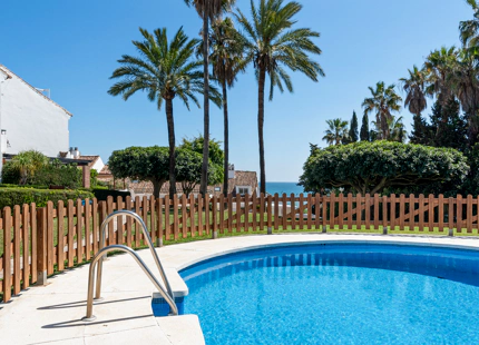 ENCANTADORA CASA ADOSADA DE 3 DORMITORIOS EN URBANIZACIÓN FRENTE AL MAR EN ESTEPONA OESTE