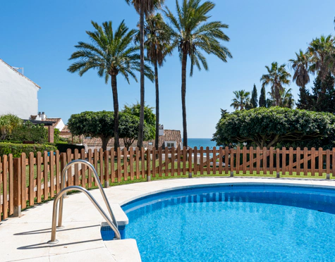 CHARMING 3-BEDROOM TOWNHOUSE IN BEACHFRONT URBANISATION IN ESTEPONA WEST