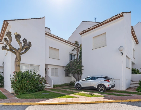 CHARMING 3-BEDROOM TOWNHOUSE IN BEACHFRONT URBANISATION IN ESTEPONA WEST