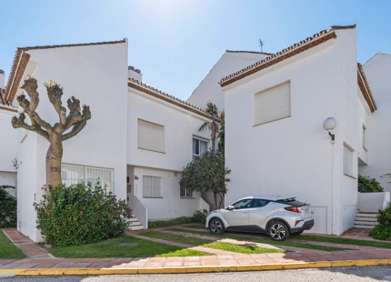 ENCANTADORA CASA ADOSADA DE 3 DORMITORIOS EN URBANIZACIÓN FRENTE AL MAR EN ESTEPONA OESTE