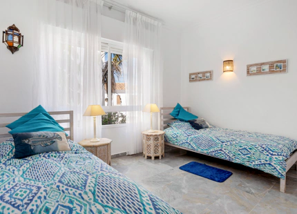 ENCANTADORA CASA ADOSADA DE 3 DORMITORIOS EN URBANIZACIÓN FRENTE AL MAR EN ESTEPONA OESTE