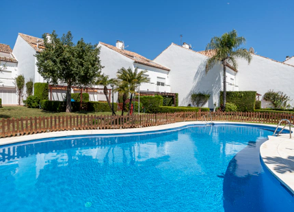 ENCANTADORA CASA ADOSADA DE 3 DORMITORIOS EN URBANIZACIÓN FRENTE AL MAR EN ESTEPONA OESTE