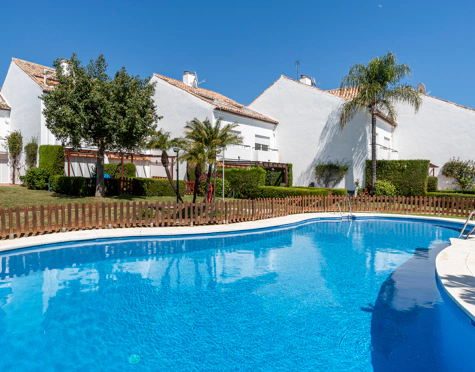 CHARMING 3-BEDROOM TOWNHOUSE IN BEACHFRONT URBANISATION IN ESTEPONA WEST