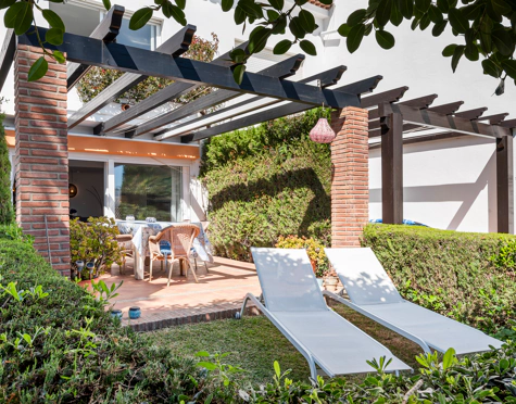CHARMING 3-BEDROOM TOWNHOUSE IN BEACHFRONT URBANISATION IN ESTEPONA WEST