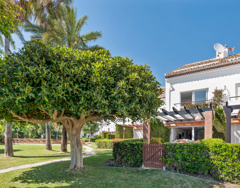 CHARMING 3-BEDROOM TOWNHOUSE IN BEACHFRONT URBANISATION IN ESTEPONA WEST