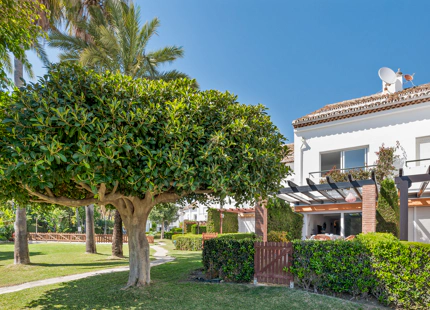 ENCANTADORA CASA ADOSADA DE 3 DORMITORIOS EN URBANIZACIÓN FRENTE AL MAR EN ESTEPONA OESTE