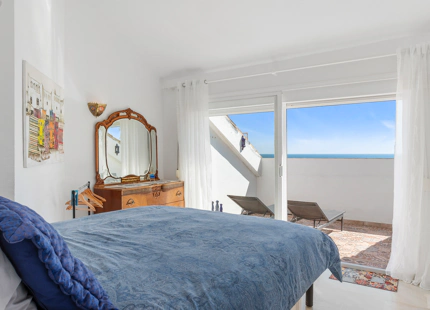 ENCANTADORA CASA ADOSADA DE 3 DORMITORIOS EN URBANIZACIÓN FRENTE AL MAR EN ESTEPONA OESTE