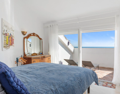 CHARMING 3-BEDROOM TOWNHOUSE IN BEACHFRONT URBANISATION IN ESTEPONA WEST
