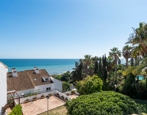 CHARMING 3-BEDROOM TOWNHOUSE IN BEACHFRONT URBANISATION IN ESTEPONA WEST