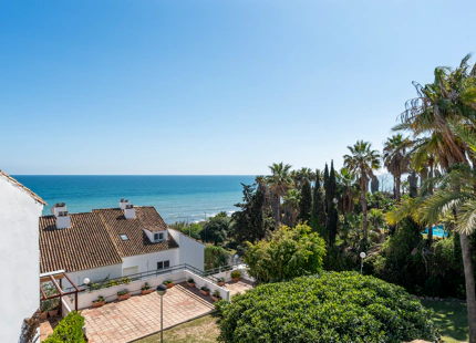 ENCANTADORA CASA ADOSADA DE 3 DORMITORIOS EN URBANIZACIÓN FRENTE AL MAR EN ESTEPONA OESTE