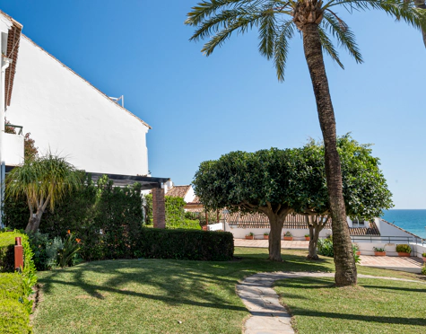CHARMING 3-BEDROOM TOWNHOUSE IN BEACHFRONT URBANISATION IN ESTEPONA WEST