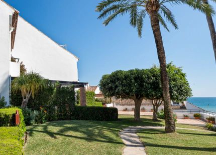ENCANTADORA CASA ADOSADA DE 3 DORMITORIOS EN URBANIZACIÓN FRENTE AL MAR EN ESTEPONA OESTE