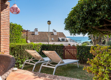 ENCANTADORA CASA ADOSADA DE 3 DORMITORIOS EN URBANIZACIÓN FRENTE AL MAR EN ESTEPONA OESTE
