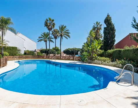 CHARMING 3-BEDROOM TOWNHOUSE IN BEACHFRONT URBANISATION IN ESTEPONA WEST