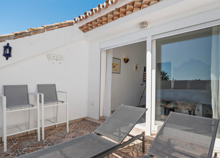 ENCANTADORA CASA ADOSADA DE 3 DORMITORIOS EN URBANIZACIÓN FRENTE AL MAR EN ESTEPONA OESTE
