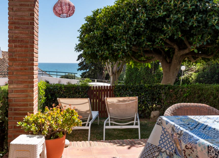 ENCANTADORA CASA ADOSADA DE 3 DORMITORIOS EN URBANIZACIÓN FRENTE AL MAR EN ESTEPONA OESTE