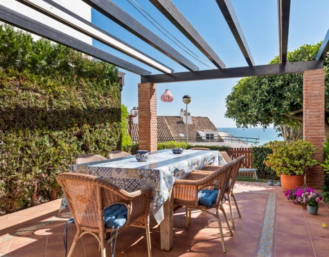 CHARMING 3-BEDROOM TOWNHOUSE IN BEACHFRONT URBANISATION IN ESTEPONA WEST