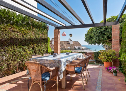 ENCANTADORA CASA ADOSADA DE 3 DORMITORIOS EN URBANIZACIÓN FRENTE AL MAR EN ESTEPONA OESTE
