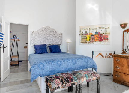 ENCANTADORA CASA ADOSADA DE 3 DORMITORIOS EN URBANIZACIÓN FRENTE AL MAR EN ESTEPONA OESTE