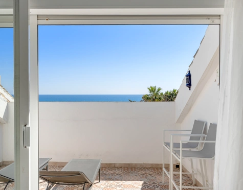 CHARMING 3-BEDROOM TOWNHOUSE IN BEACHFRONT URBANISATION IN ESTEPONA WEST