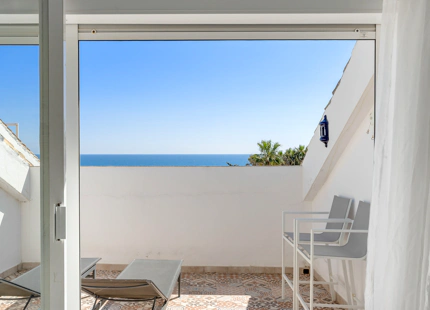 ENCANTADORA CASA ADOSADA DE 3 DORMITORIOS EN URBANIZACIÓN FRENTE AL MAR EN ESTEPONA OESTE