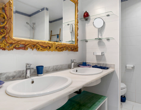 CHARMING 3-BEDROOM TOWNHOUSE IN BEACHFRONT URBANISATION IN ESTEPONA WEST
