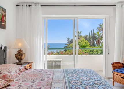 ENCANTADORA CASA ADOSADA DE 3 DORMITORIOS EN URBANIZACIÓN FRENTE AL MAR EN ESTEPONA OESTE