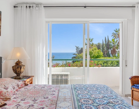CHARMING 3-BEDROOM TOWNHOUSE IN BEACHFRONT URBANISATION IN ESTEPONA WEST