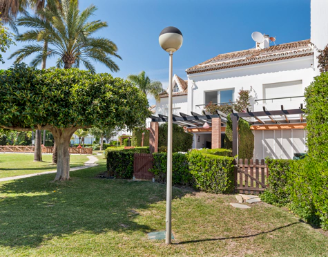 CHARMING 3-BEDROOM TOWNHOUSE IN BEACHFRONT URBANISATION IN ESTEPONA WEST