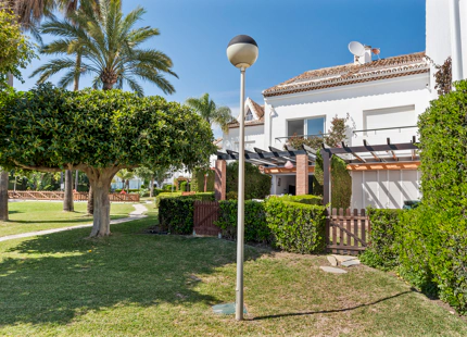 ENCANTADORA CASA ADOSADA DE 3 DORMITORIOS EN URBANIZACIÓN FRENTE AL MAR EN ESTEPONA OESTE