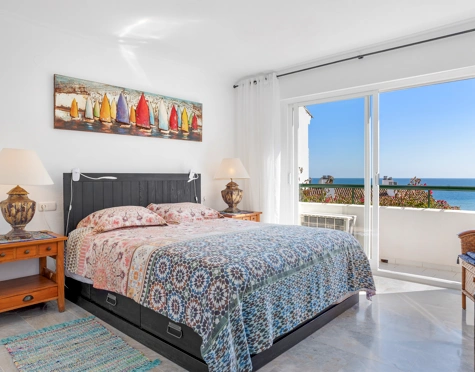 CHARMING 3-BEDROOM TOWNHOUSE IN BEACHFRONT URBANISATION IN ESTEPONA WEST