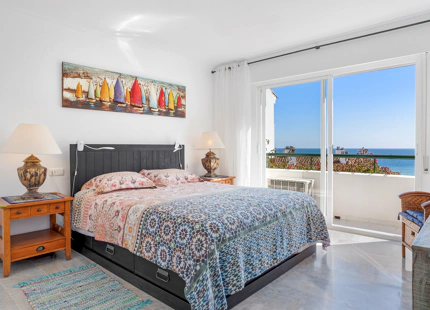 ENCANTADORA CASA ADOSADA DE 3 DORMITORIOS EN URBANIZACIÓN FRENTE AL MAR EN ESTEPONA OESTE