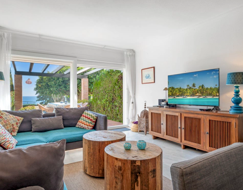 CHARMING 3-BEDROOM TOWNHOUSE IN BEACHFRONT URBANISATION IN ESTEPONA WEST