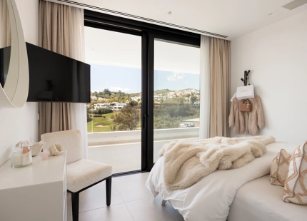 VILLA CONTEMPORÁNEA CON VISTAS PANORÁMICAS EN UN ENTORNO DE GOLF EXCLUSIVO