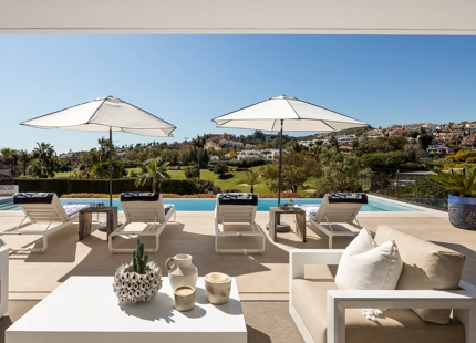 VILLA CONTEMPORÁNEA CON VISTAS PANORÁMICAS EN UN ENTORNO DE GOLF EXCLUSIVO