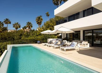 VILLA CONTEMPORÁNEA CON VISTAS PANORÁMICAS EN UN ENTORNO DE GOLF EXCLUSIVO