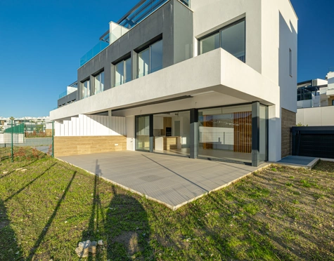 NEWLY BUILT SEMI-DETACHED TOWNHOUSE NEXT TO GOLF COURSE IN ESTEPONA
