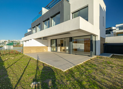 CASA ADOSADA DE NUEVA CONSTRUCCIÓN SEMI-ADOSADA JUNTO AL CAMPO DE GOLF EN ESTEPONA