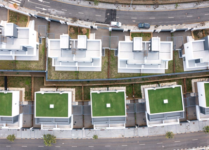 CASA ADOSADA DE NUEVA CONSTRUCCIÓN SEMI-ADOSADA JUNTO AL CAMPO DE GOLF EN ESTEPONA