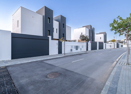 CASA ADOSADA DE NUEVA CONSTRUCCIÓN SEMI-ADOSADA JUNTO AL CAMPO DE GOLF EN ESTEPONA