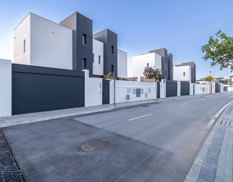 NEWLY BUILT SEMI-DETACHED TOWNHOUSE NEXT TO GOLF COURSE IN ESTEPONA