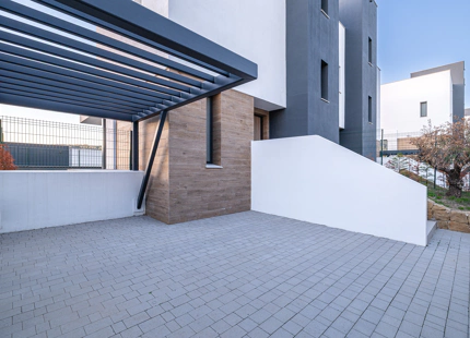 CASA ADOSADA DE NUEVA CONSTRUCCIÓN SEMI-ADOSADA JUNTO AL CAMPO DE GOLF EN ESTEPONA