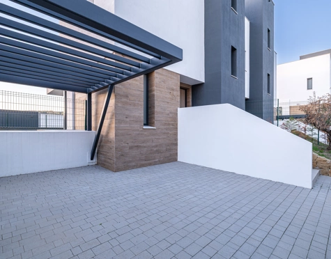 NEWLY BUILT SEMI-DETACHED TOWNHOUSE NEXT TO GOLF COURSE IN ESTEPONA