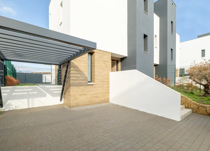 CASA ADOSADA DE NUEVA CONSTRUCCIÓN SEMI-ADOSADA JUNTO AL CAMPO DE GOLF EN ESTEPONA