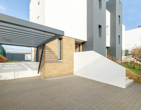 NEWLY BUILT SEMI-DETACHED TOWNHOUSE NEXT TO GOLF COURSE IN ESTEPONA